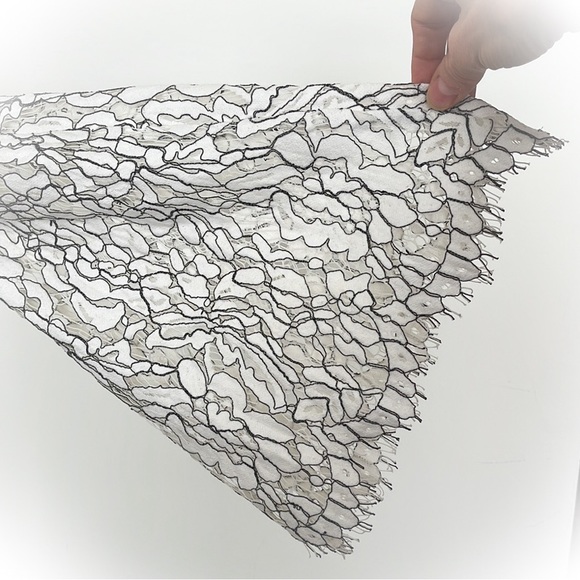 Keepsake white and black floral fitted lace dress cold shoulder long bell sleeve - Picture 4 of 9